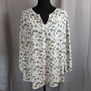 Chic Floral Blouse in Green and White
